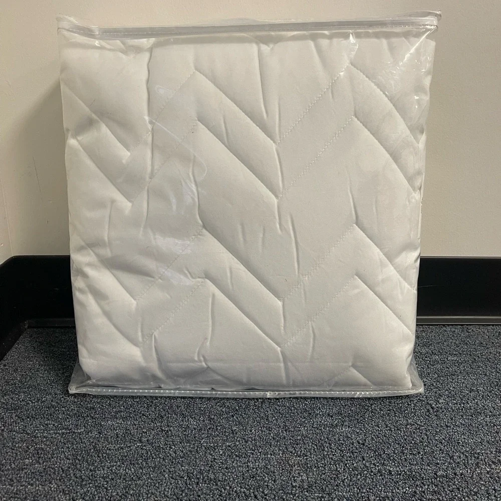 Home Design Twin Mattress Cover. NIP